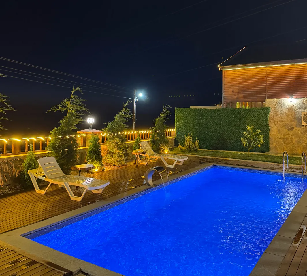 Trabzon havuzlu bungalov gece görünümü ve havuz aydınlatması