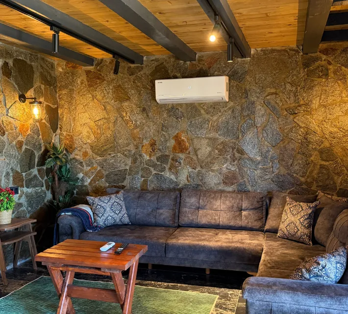 Trabzon bungalov taş ev geniş salon